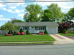Edging, Trimming of shrubs & Mowing Lawn. (Latham NY)